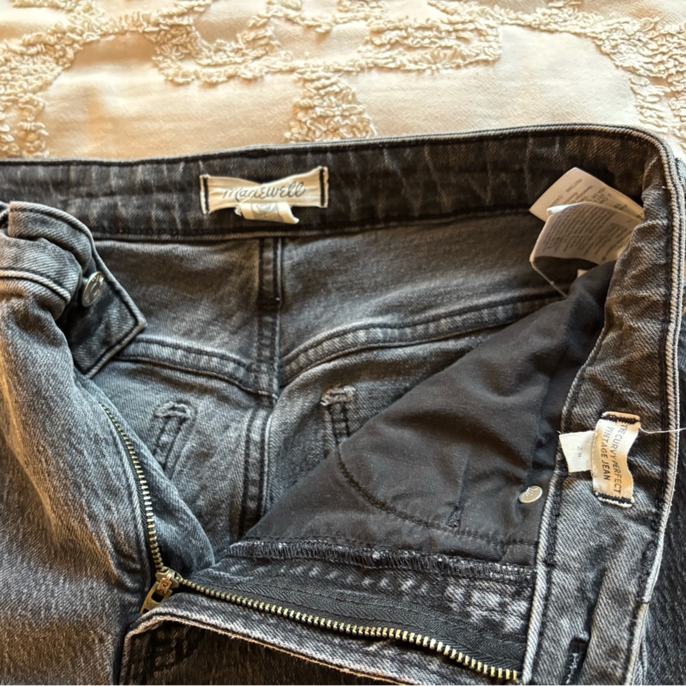 Madewell Black Curvy Perfect Vintage Jeans |
Size 28 - Picture 5 of 7